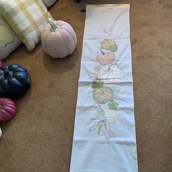Haymarket Square Table Runner - Picture 1 of 3